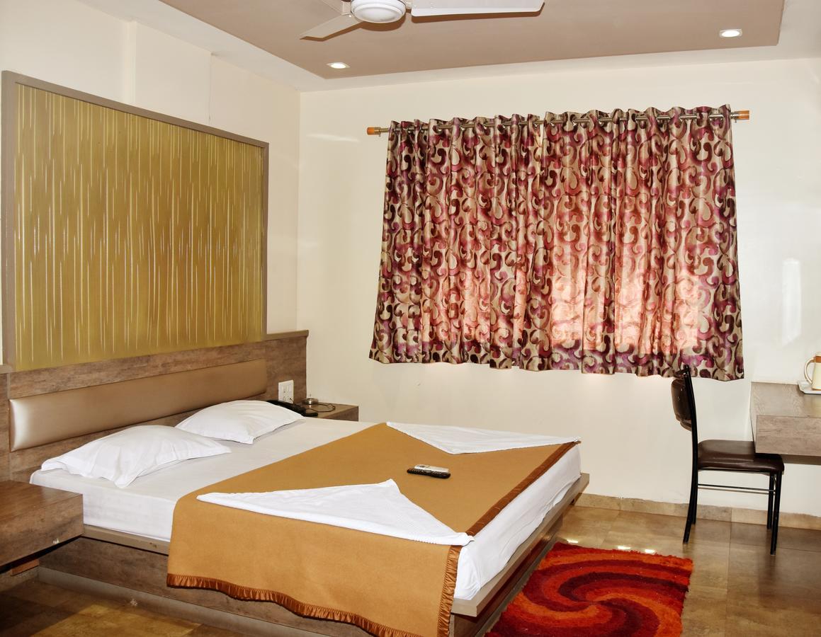 Hotel Sai Suraj Park เชอร์ดี ภายนอก รูปภาพ